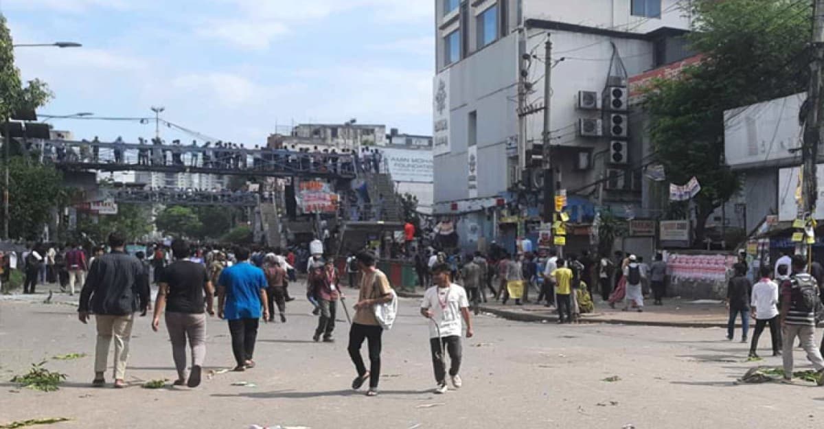 ছাত্রলীগকে পিছু হটিয়ে নিউমার্কেট-সাইন্সল্যাব দখলে নিল শিক্ষার্থীরা