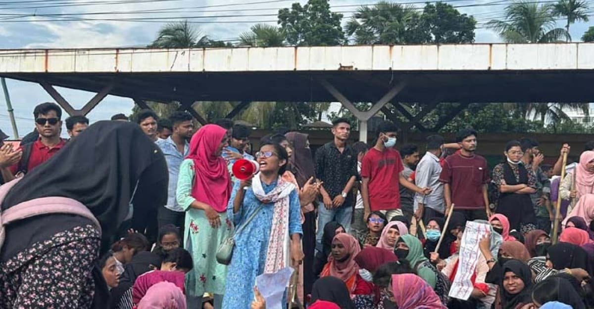 ৩ ঘন্টা ঢাকা-চট্টগ্রাম মহাসড়ক অবরোধ, সংঘর্ষে আহত ১