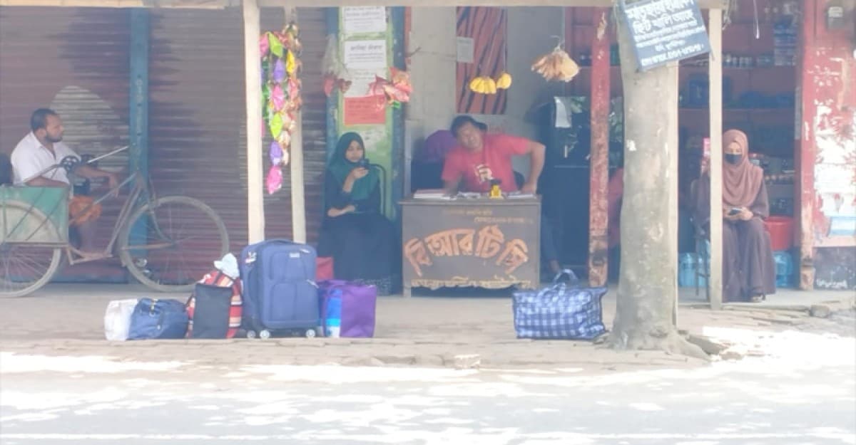 অনির্দিষ্টকাল বন্ধ ঘোষণার পর ফাঁকা হচ্ছে ইবি