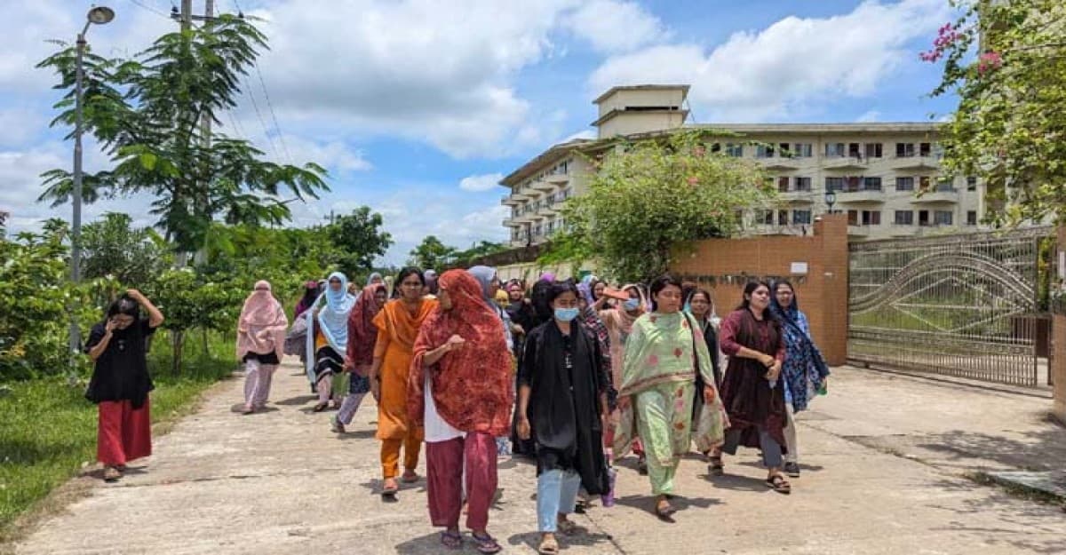 হল ত্যাগের নির্দেশে নোবিপ্রবিতে মেয়ে শিক্ষার্থীদের বিক্ষোভ