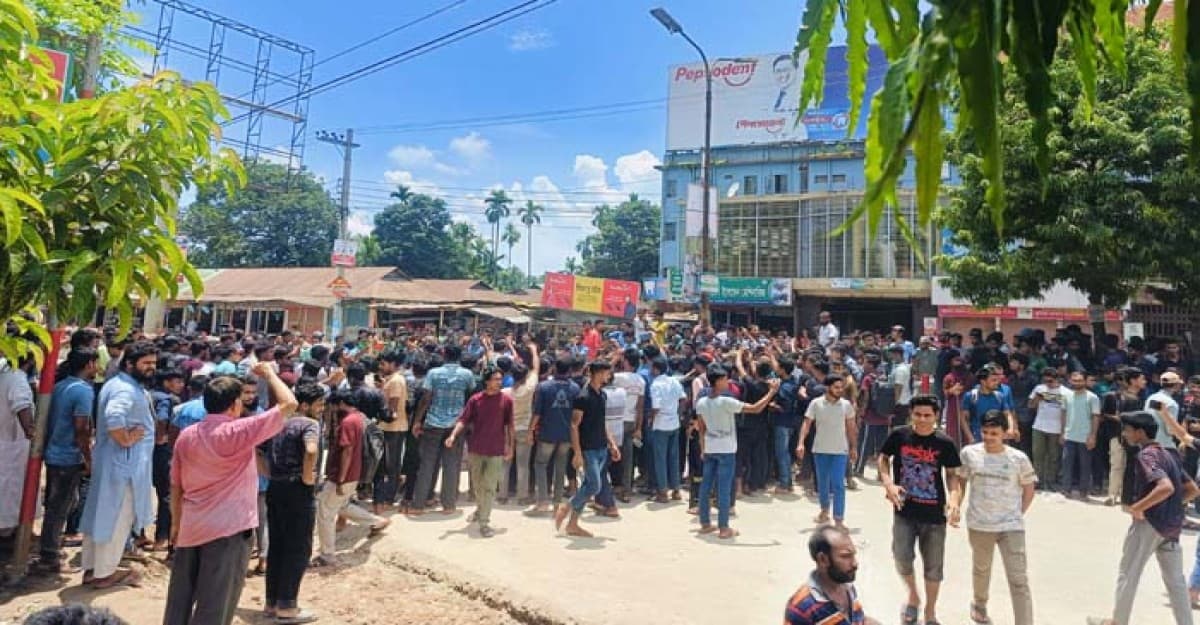 লালমনিরহাটে কোটা সংস্কার আন্দোলনে শিক্ষার্থীদের বিক্ষোভ মিছিল-গায়েবানা জানাযা