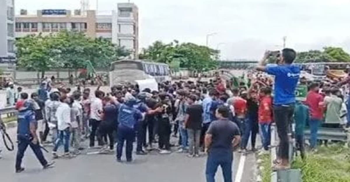 পদ্মা সেতুর মাওয়া প্রান্ত শিক্ষার্থীদের বিক্ষোভ মিছিল চলাচল ব্যাহত