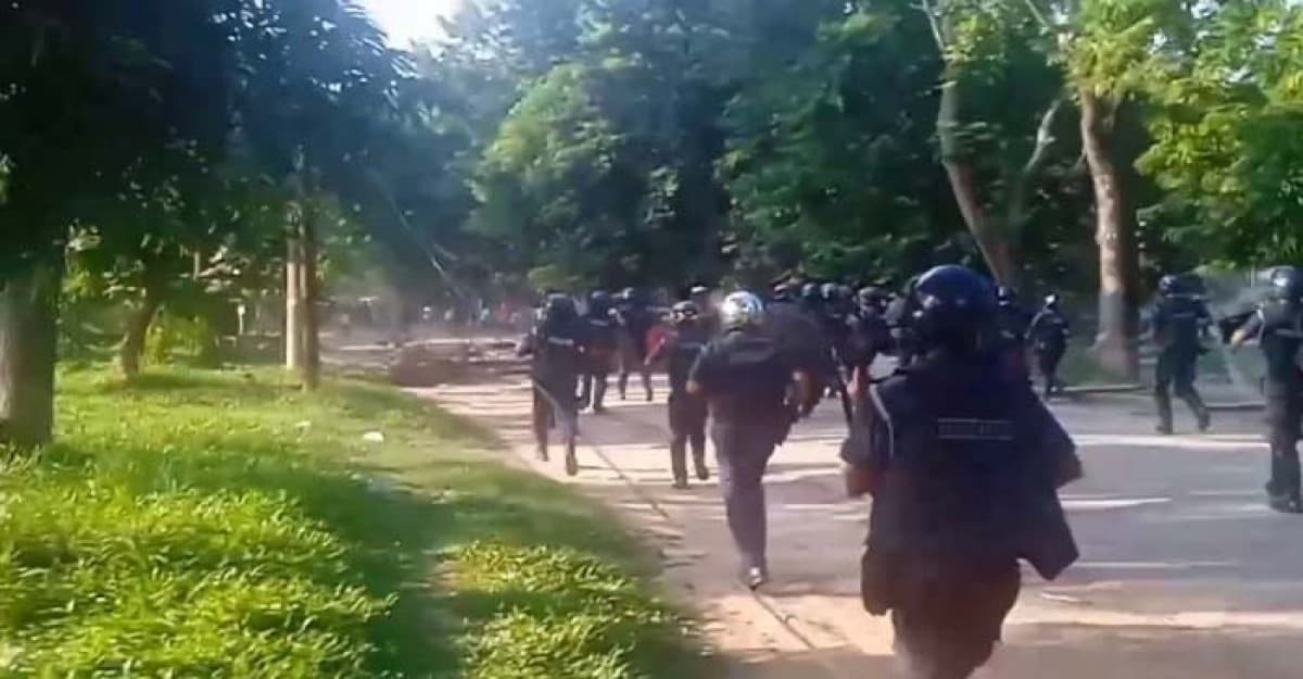 জাবিতে শিক্ষার্থীদের ওপর পুলিশের গুলি-টিয়ারশেল