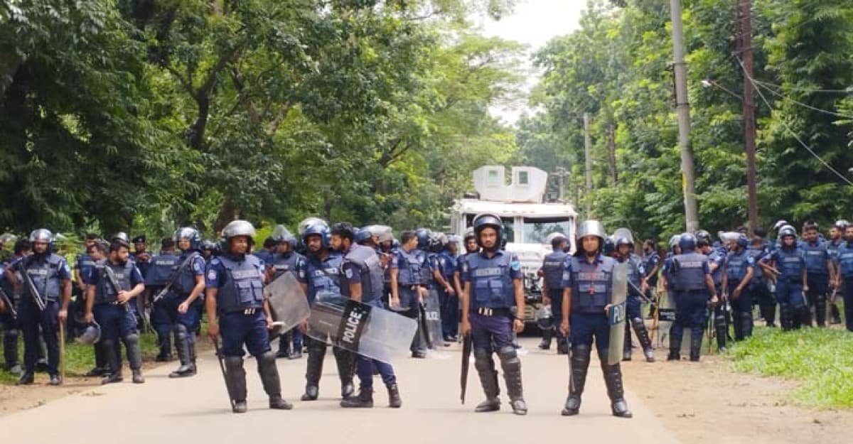 জাবি শিক্ষার্থীদের উপর পুলিশের টিয়ারশেল-রাবার বুলেট নিক্ষেপ, রণক্ষেত্র ক্যাম্পাস