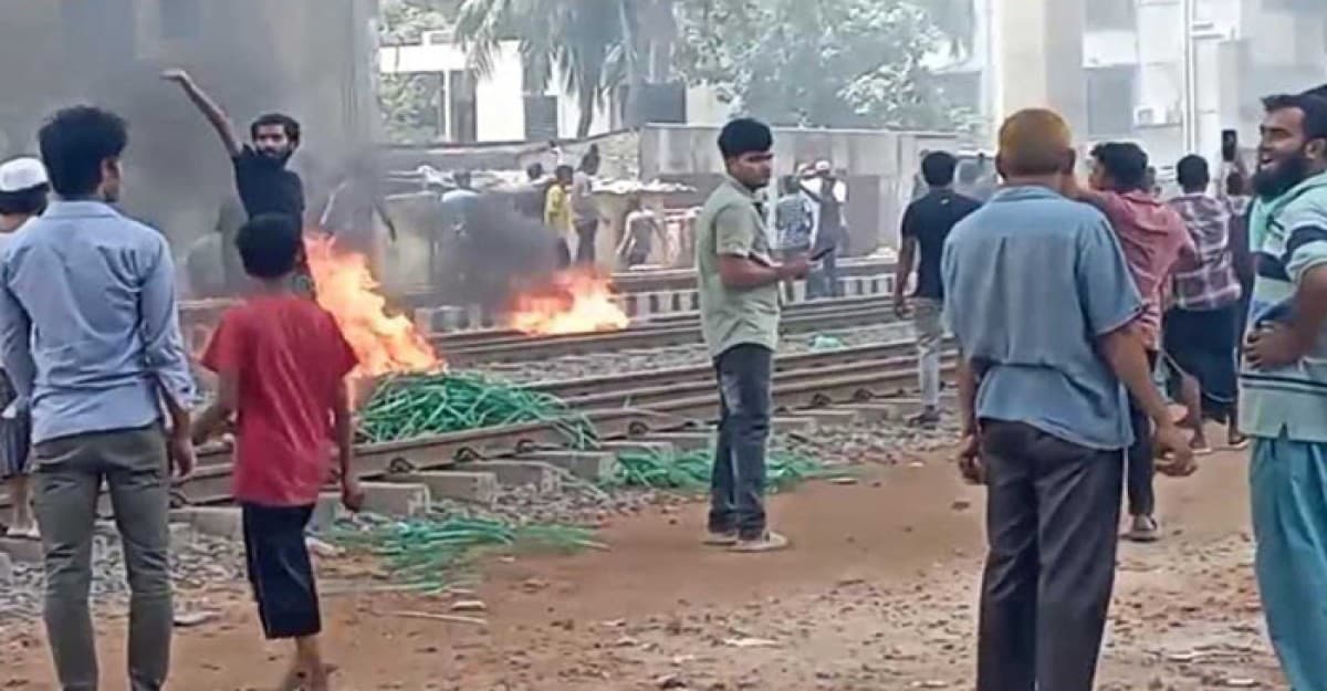 মহাখালীতে রেলপথ অবরোধ, ঢাকার সঙ্গে সারাদেশের ট্রেন চলাচল বন্ধ