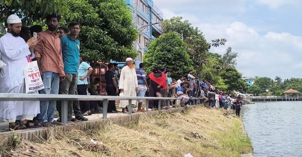 ধাওয়া খেয়ে লেকে ঝাঁপ, দুই শিক্ষার্থী নিখোঁজ