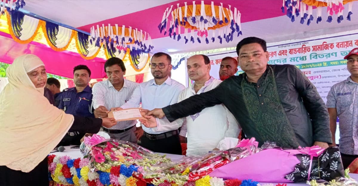 সদরপুরে প্রশিকার গাছের চারা ও চেক বিতরণ