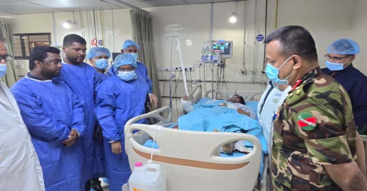 চট্টগ্রামে ছাদ থেকে ফেলা আহত ২ ছাত্রকে দেখতে মেডিক্যালে স্বাস্থ্য প্রতিমন্ত্রী