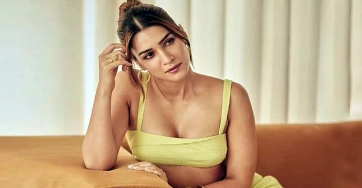 ১০ বছরের ছোট প্রেমিকের সঙ্গে ডেট করছেন কৃতি!