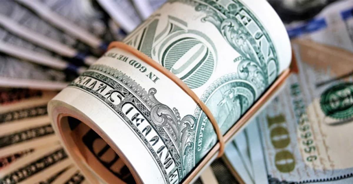 এক লাফে ডলারের দর বেড়ে ১২৪ টাকা
