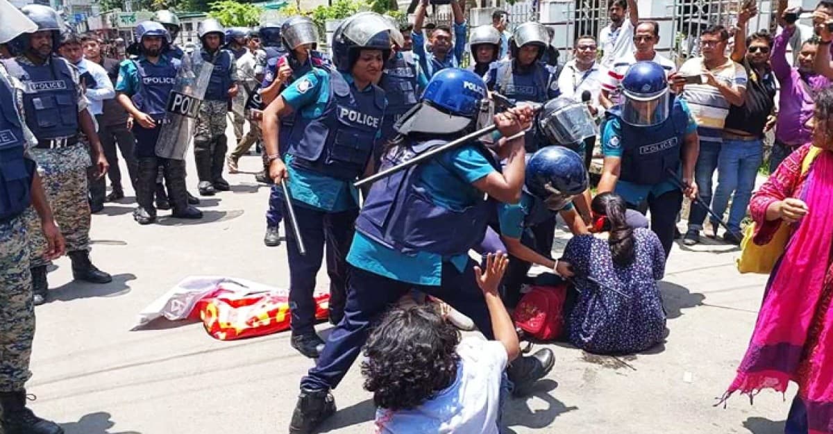 বরিশালে শিক্ষার্থীদের ওপর লাঠিচার্জ, সাংবাদিকসহ আহত ২৫