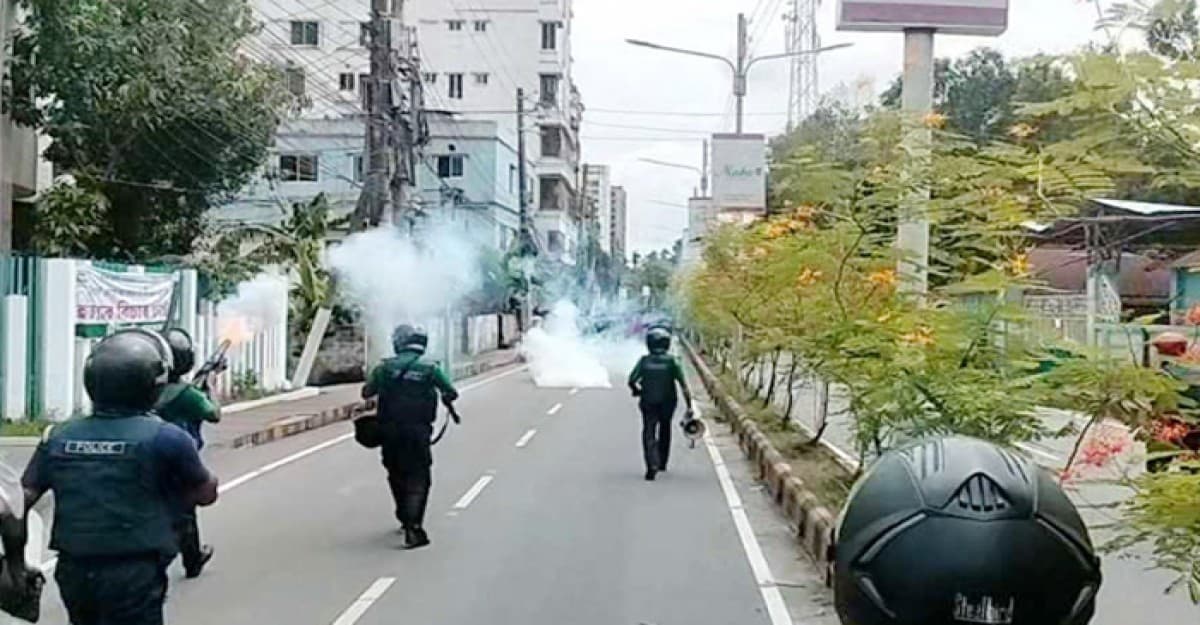 সিলেটে শিক্ষার্থীদের মিছিলে পুলিশের টিয়ারশেল, ছত্রভঙ্গ
