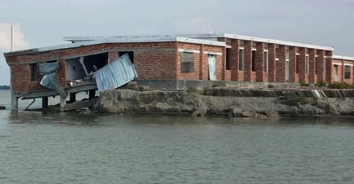 নির্মাণ শেষ হওয়ার আগেই ভেঙে পড়ল ‘মুজিব কিল্লা’