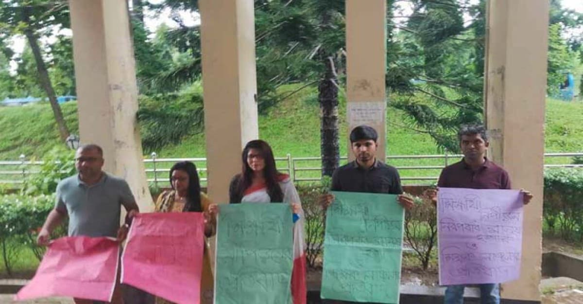 মানববন্ধনে আসতে বাধার মুখে কুবি শিক্ষকরা, শেষে দাঁড়ালো ৬ জন