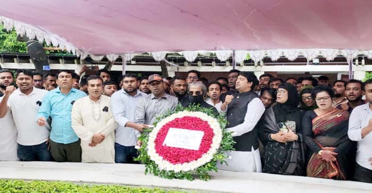 শোকাবহ আগস্টের প্রথম দিবসে বঙ্গবন্ধুর সমাধিতে পৌর মেয়র শেখ রকিবের শ্রদ্ধা