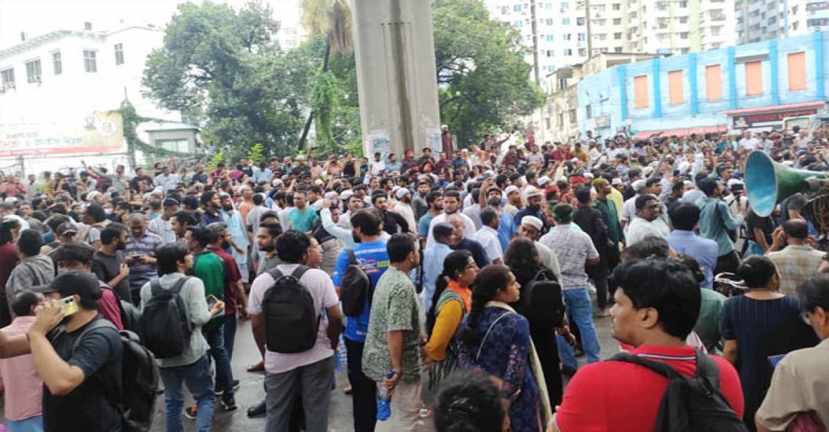 বৃষ্টি উপেক্ষা করে রাজধানীর বিভিন্ন স্থানে শিক্ষার্থীদের বিক্ষোভ