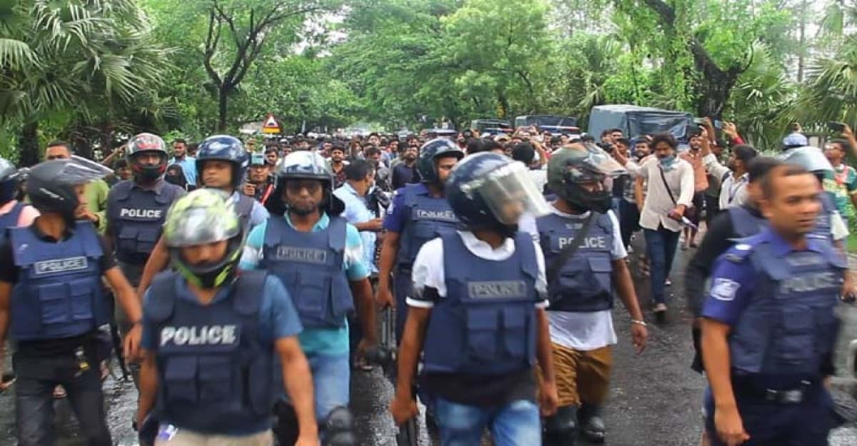 ঢাকা-পাবনা মহাসড়কে শিক্ষার্থীদের শান্তিপূর্ণ গণমিছিল