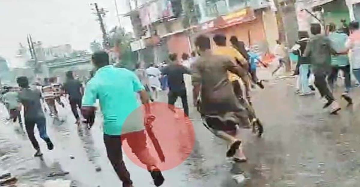 লক্ষ্মীপুরে আন্দোলনকারীদের সঙ্গে আ’লীগের নেতাকর্মীদের সংঘর্ষ