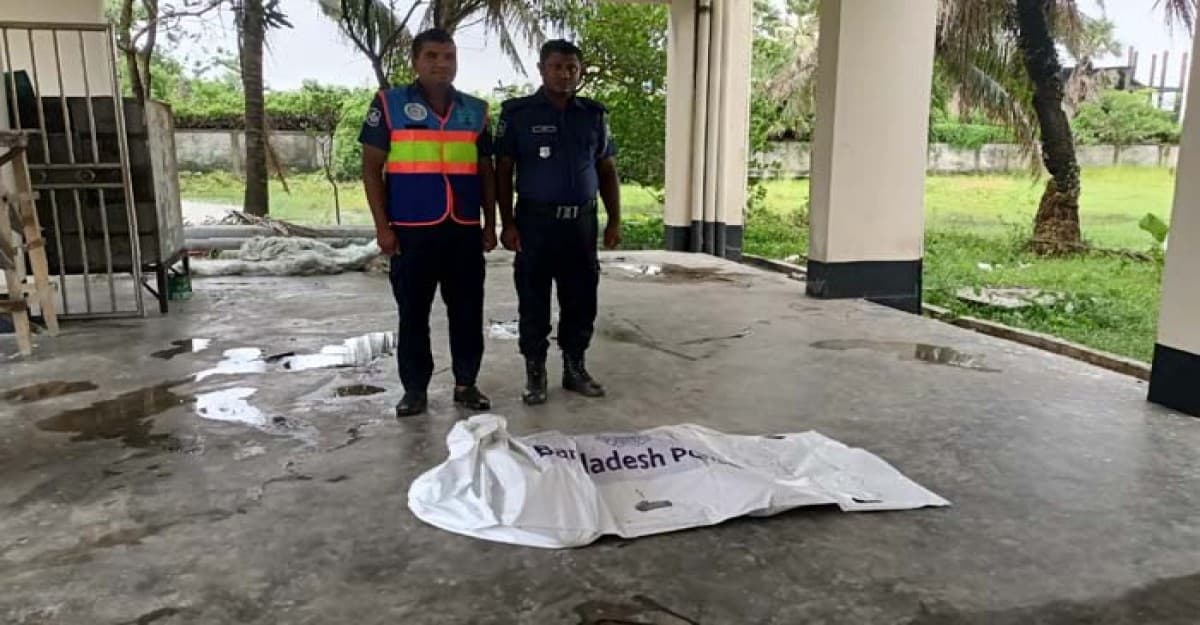 কুয়াকাটা সৈকত থেকে অর্ধগলিত অজ্ঞাত ব্যক্তির লাশ উদ্ধার