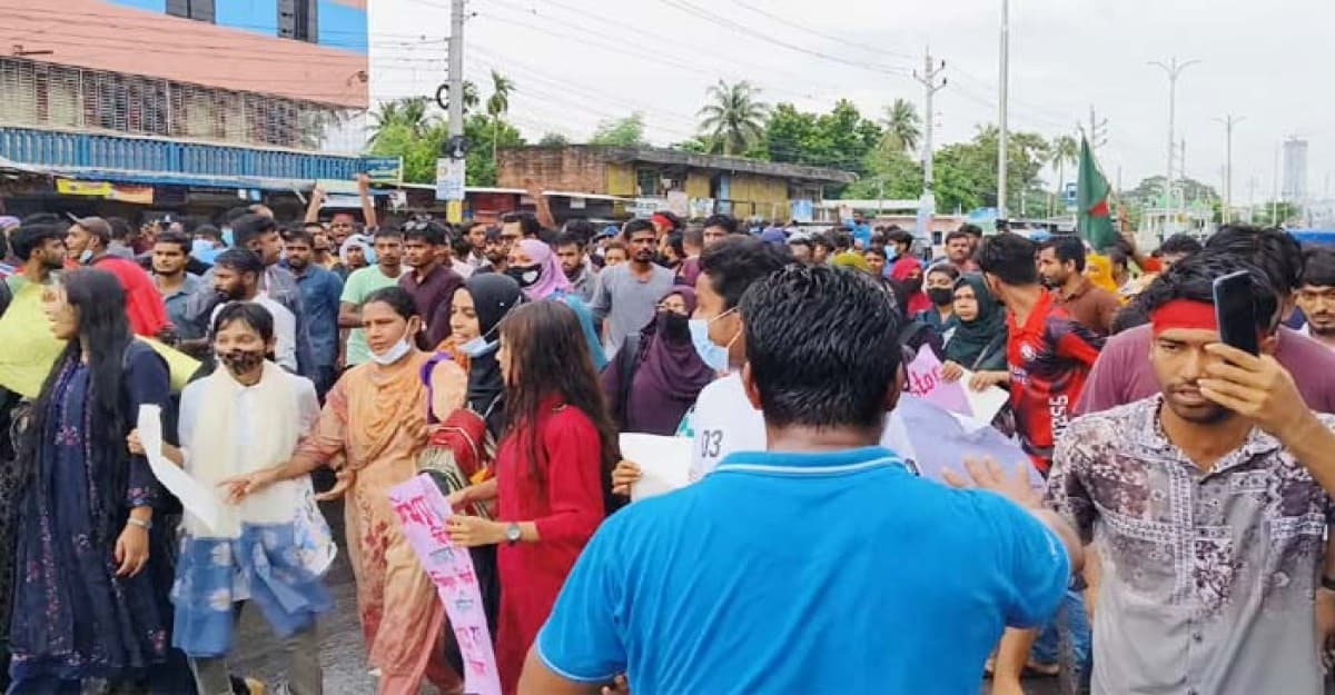 কুষ্টিয়ায় বৈষম্যবিরোধী ছাত্র আন্দোলনের মহাসড়ক অবরোধ করে বিক্ষোভ মিছিল