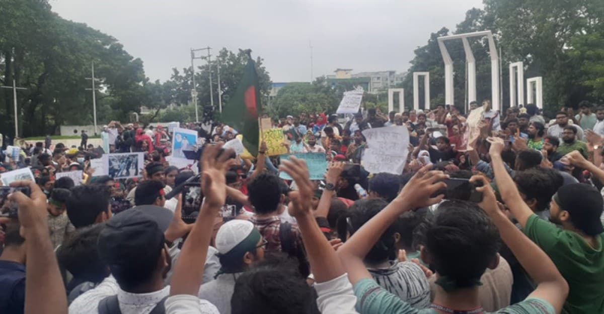 শহীদ মিনারে ছাত্র-জনতার ঢল
