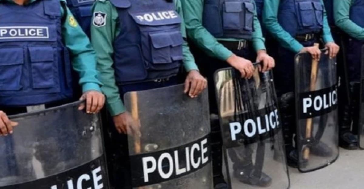 নিরাপত্তার অভাব: অনির্দিষ্টকালের কর্মবিরতিতে পুলিশ বাহিনী