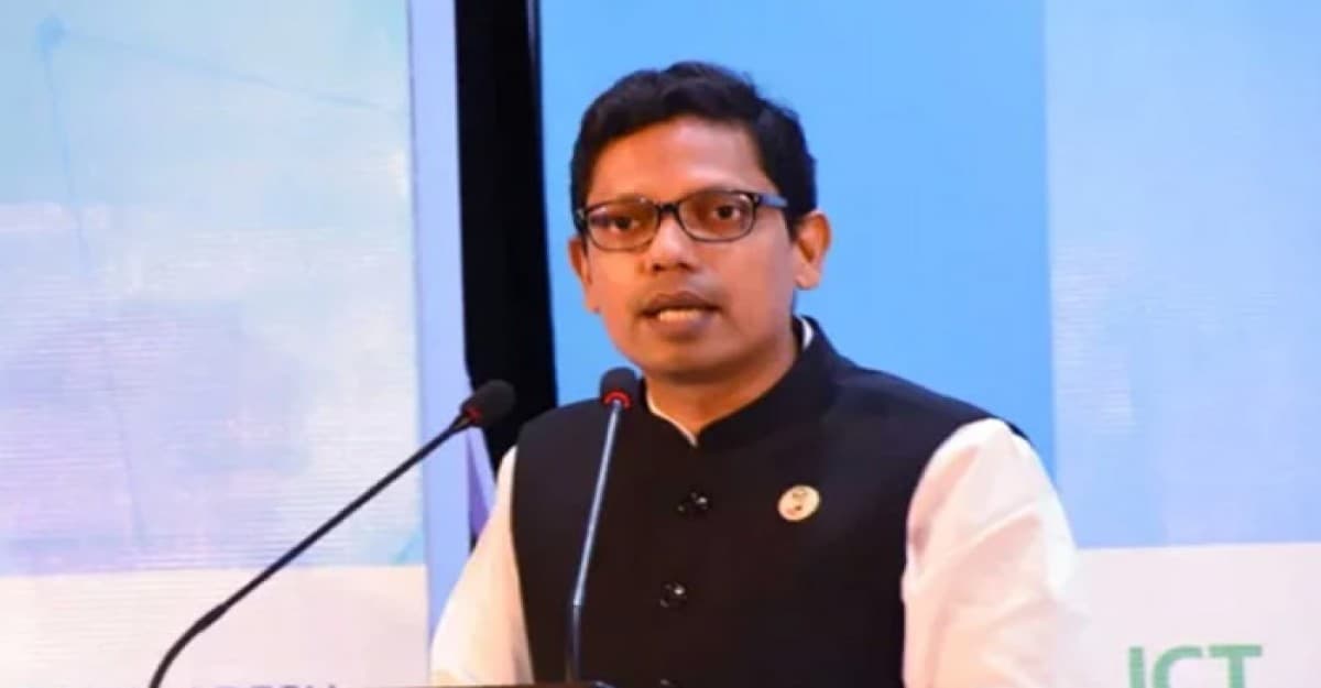 বিমানবন্দর থেকে পলক আটক
