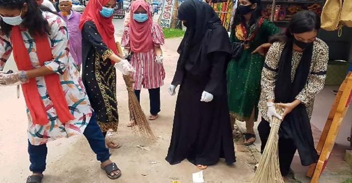বিরামপুরে সড়ক পরিস্কার করছেন শিক্ষার্থীরা
