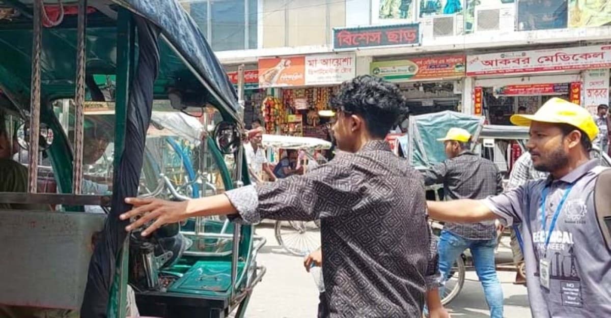 পাবনায় রাস্তায় ট্রাফিক ব্যবস্থার কাজ করছেন স্বেচ্ছাসেবী সংগঠন