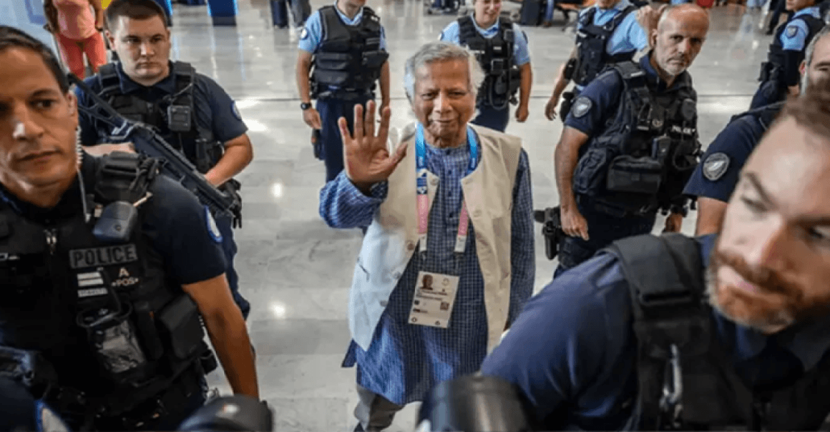 দেশে মাটিতে পা রাখলেন ড. ইউনূস