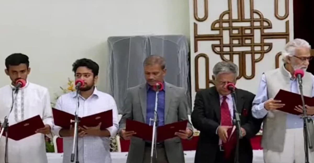 শপথ নিলেন অন্তর্বর্তী সরকারের ১৩ উপদেষ্টা