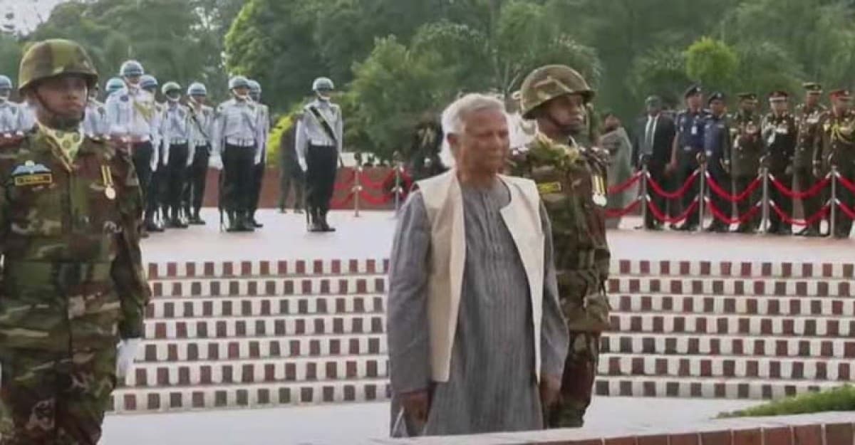 জাতীয় স্মৃতিসৌধে অন্তর্র্বতী সরকারের শ্রদ্ধা নিবেদন