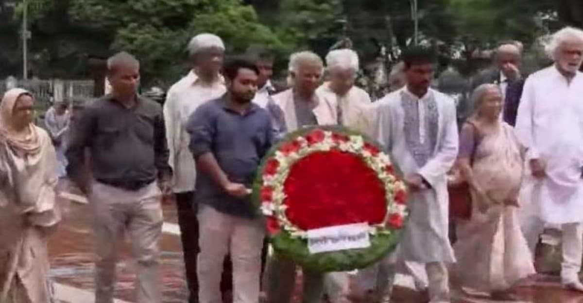 কেন্দ্রীয় শহীদ মিনারে অন্তর্র্বতী সরকারের উপদেষ্টাদের শ্রদ্ধা নিবেদন