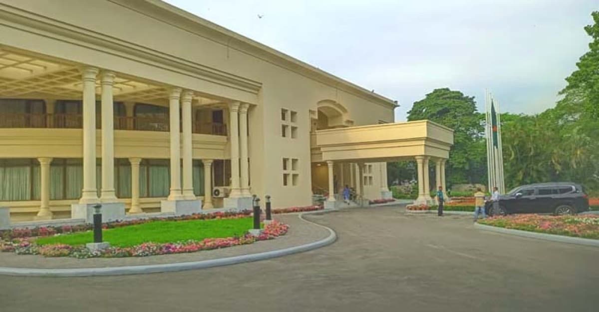 অর্ন্তর্বর্তীকালীন সরকারের প্রথম মিটিং চলছে