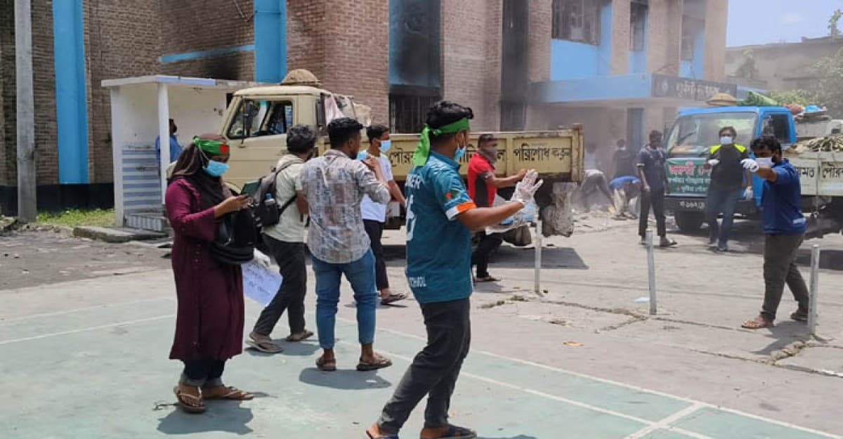 কুষ্টিয়ায় পুড়ে যাওয়া থানা ও সার্কেল অফিস পরিষ্কার করছে শিক্ষার্থীরা