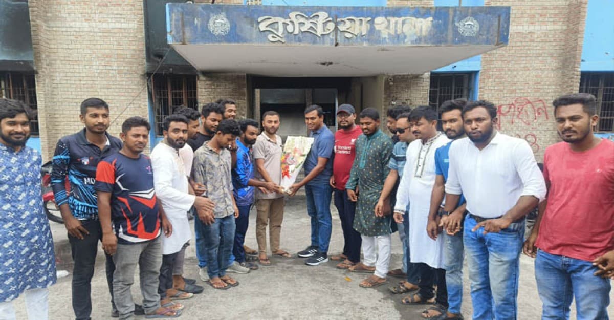 কুষ্টিয়ায় অগ্নিকাণ্ডে ধংস হওয়া থানায় ওসিকে নতুন করে বরণ করে নিলেন শিক্ষার্থীরা