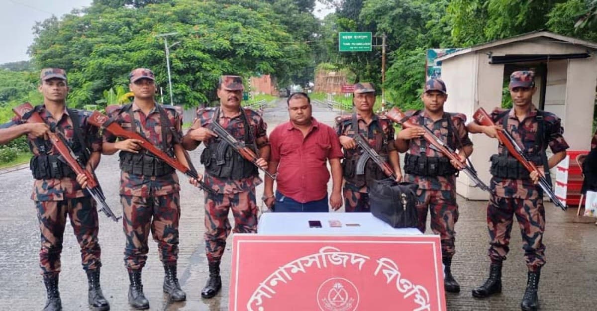 চাঁপাইনবাবগঞ্জ সীমান্তে পৌর আওয়ামী লীগের নেতা গ্রেফতার