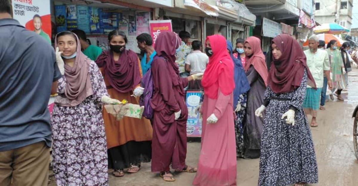 কয়রায় সড়কের ময়লা পরিষ্কারে শিক্ষার্থীরা