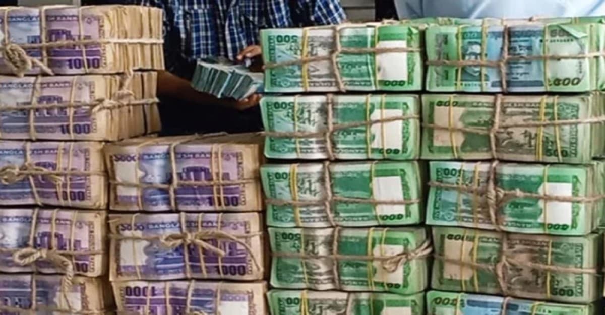 ব্যাংক থেকে দুই লাখ টাকার বেশি তোলা যাবে না