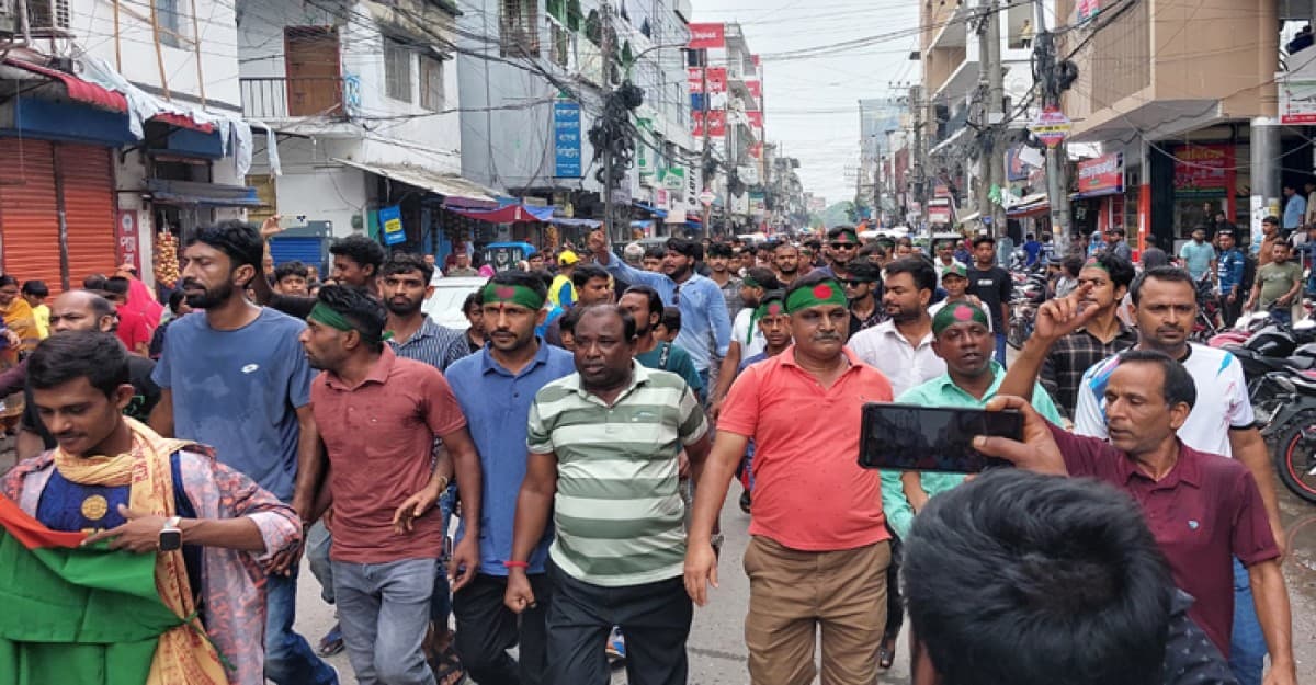 পাবনায় হিন্দু সম্প্রদায়ের উপর হামলার প্রতিবাদে বিক্ষোভ মিছিল