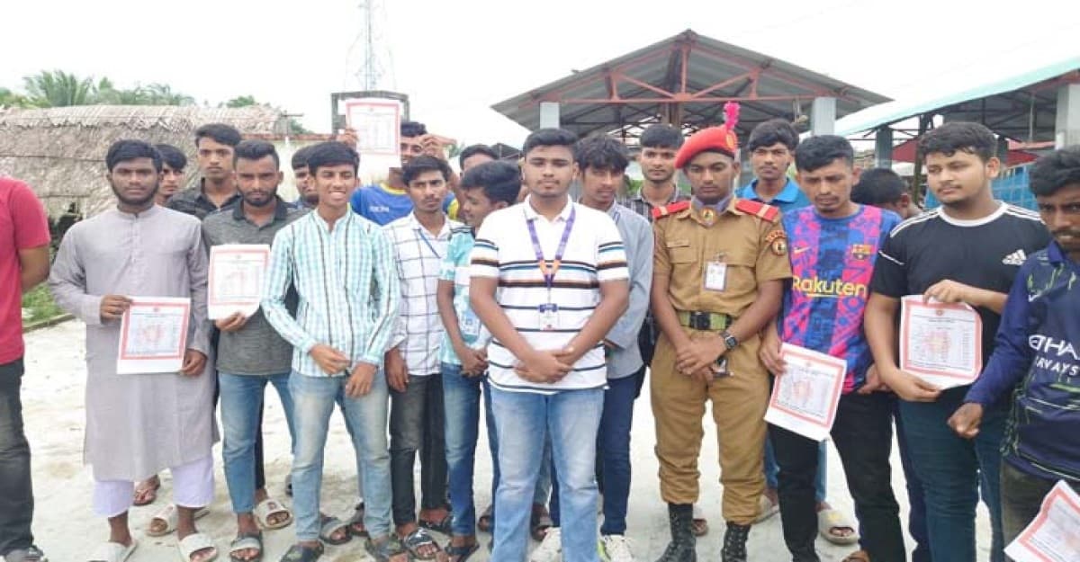 মোংলায় দ্রব্যমূল্য নিয়ন্ত্রণে শিক্ষার্থীদের লিফলেট বিতরণ