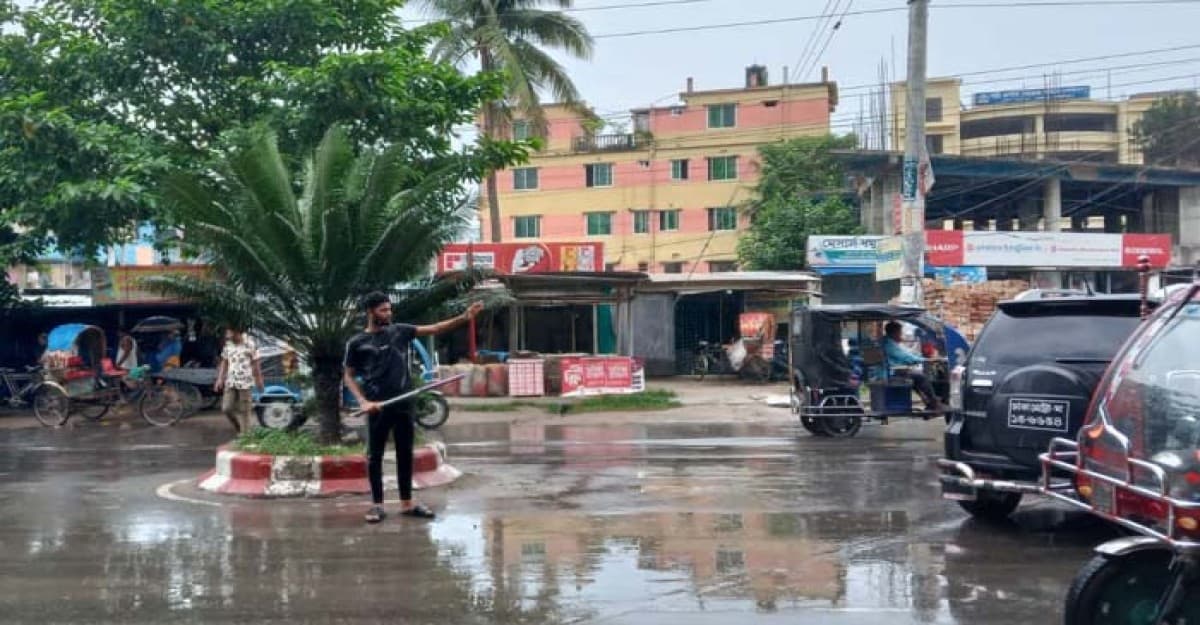 ফরিদপুরে রোদ-বৃষ্টি উপেক্ষা করে চলছে শিক্ষার্থীদের ট্রাফিক কার্যক্রম