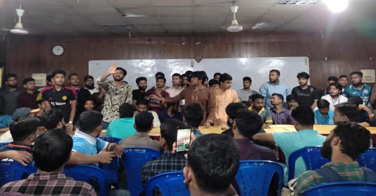 ঢাকা কলেজের অধ্যক্ষ-প্রশাসনকে ২৪ ঘন্টার মধ্যে পদত্যাগের হুঁশিয়ারি