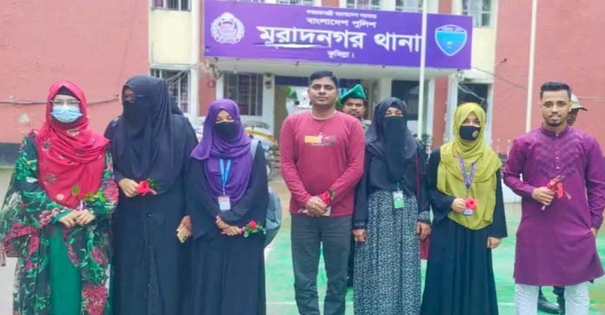 ভালোবাসার গোলাপে বরণ হলো পুলিশ সদস্যরা