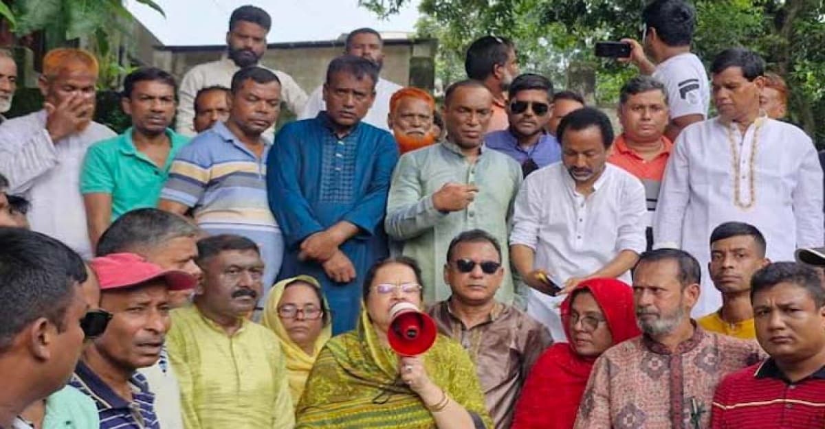 সিরাজগঞ্জে স্বরাষ্ট্র উপদেষ্টার পদত্যাগের দাবিতে বিক্ষোভ মিছিল