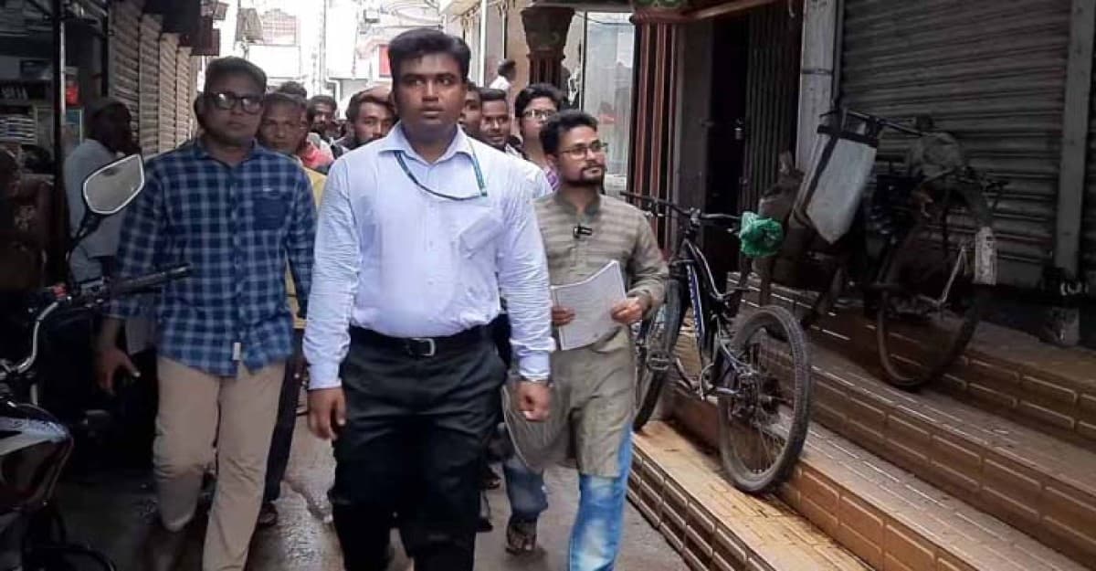 বাগেরহাটে ভোক্তা অধিকারকে নিয়ে বাজার মনিটরিংয়ে শিক্ষার্থীরা