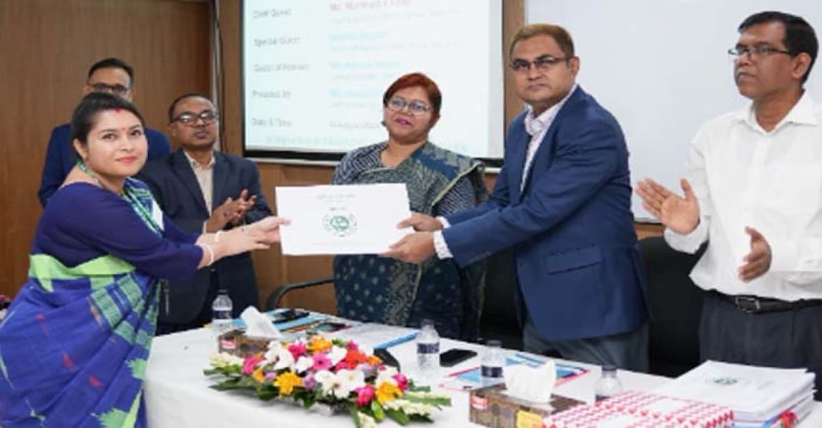 অগ্রণী ব্যাংকে বুনিয়াদি কোর্সের প্রশিক্ষণার্থীদের সনদপত্র বিতরণ