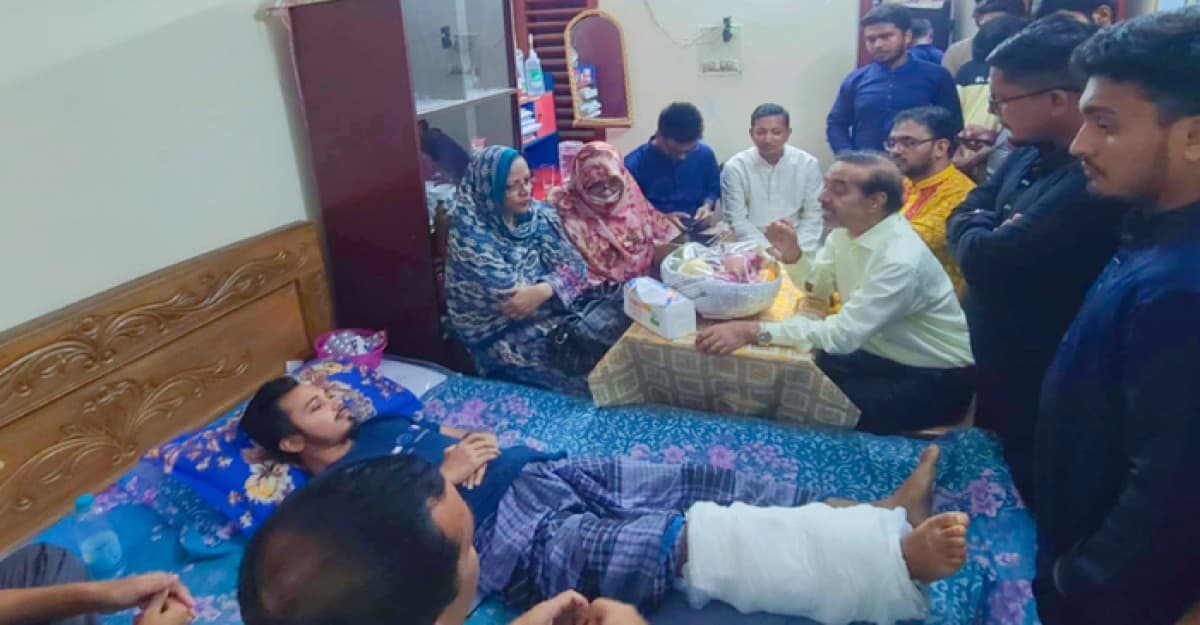 গুলিবিদ্ধ রাব্বিকে আর্থিক সহায়তা দিল ঢাকা কলেজের ইসলামের ইতিহাস বিভাগ