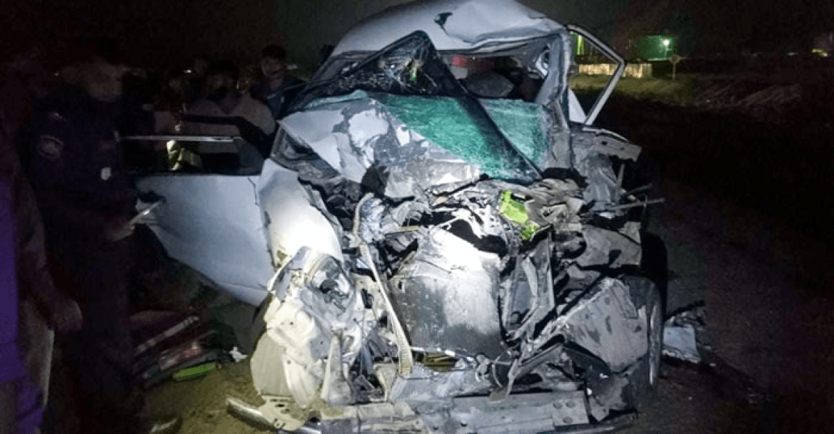 সিরাজগঞ্জে ট্রাক-প্রাইভেটকার সংঘর্ষে প্রাণ গেল একই পরিবারের ৪ জনের