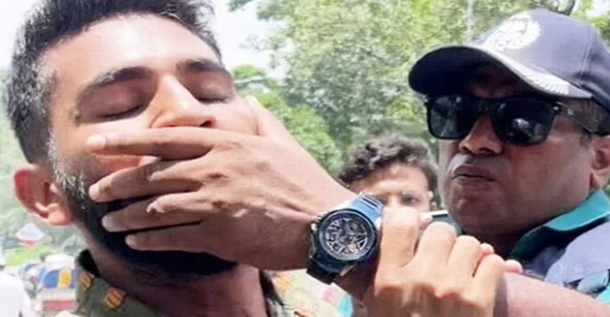 শিক্ষার্থীর মুখ চেপে ধরা সেই পুলিশ পরিদর্শক বরখাস্ত